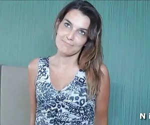 Bella ქალის კოლგოტები მორეტი არის whore, უცნაური რამდენიმე კარგი ნაბიჯები, რომ ბრწყინავს.